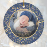 Baby's 1st Christmas Photo Gold Foliage Navy Blue Keramisch Ornament<br><div class="desc">Vier de eerste kerst van je baby met dit prachtige ornament. Vervang het afbeelding eenvoudig door uw eigen favoriete foto en pas deze aan met de naam van de baby in goudkleurig scriptlettertype en het jaar eronder. Een zwart verloopscherm helpt de tekst pop te maken. De foto is gemaakt door...</div>