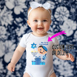 👶 🍩 baby's 1ste Hanukkah - met happy Dreidel Romper<br><div class="desc">Baby's 1ste Hanukkah. Geweldige design met cadeaus,  dreidel,  Star van David met een duif en een vrolijke baby met Yarmulke. Ik wens je gelukkig Hanukkah!</div>