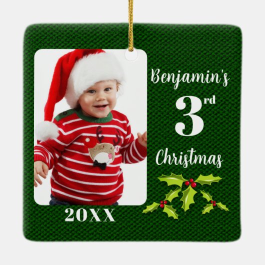 Baby's 3e Kerstmis Groene Faux Stof Keepsake Keramisch Ornament (Achterkant)