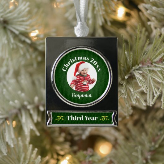 Baby's 3e Kerstmis Groene Faux Stof Keepsake Verzilverd Banner Ornament (Boom)