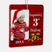Baby's 3e Kerstmis Rode Steen Keepsake Keramisch Ornament (Rechts)