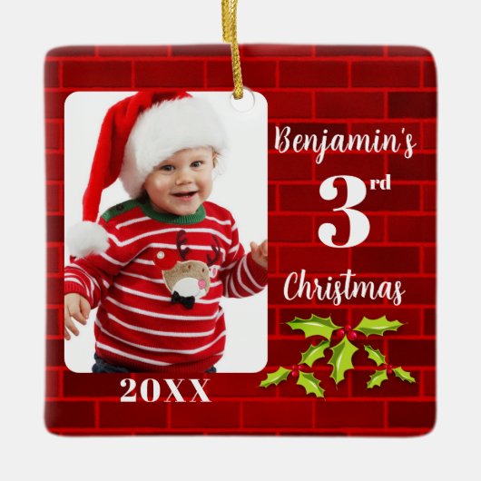 Baby's 3e Kerstmis Rode Steen Keepsake Keramisch Ornament (Voorkant)