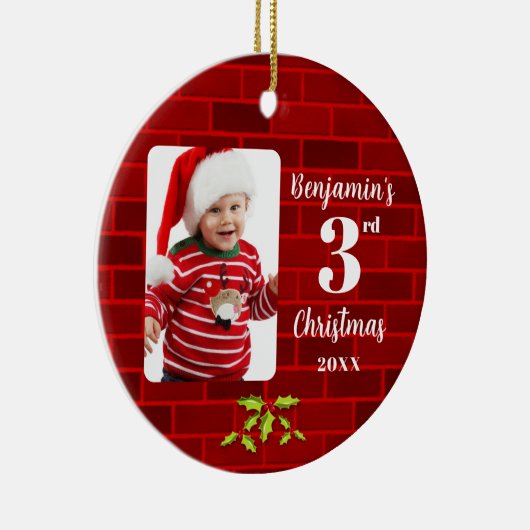 Baby's 3e Kerstmis Rode Steen Ronde Keepsake Keramisch Ornament (Rechts)