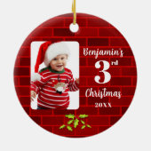 Baby's 3e Kerstmis Rode Steen Ronde Keepsake Keramisch Ornament (Achterkant)