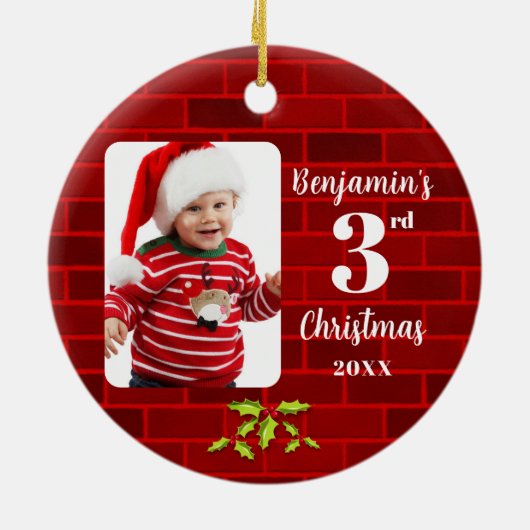 Baby's 3e Kerstmis Rode Steen Ronde Keepsake Keramisch Ornament (Achterkant)