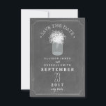 Baby's adem & Mason Jar Chalkboard sparen de datum Save The Date<br><div class="desc">Een elegante en rustige bruiloft bespaart de date-uitnodiging met een illustratie van een moeraspot van babyadem over een gegeïnspireerde achtergrond.</div>