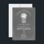 Baby's adem & Mason Jar Chalkboard sparen de datum Save The Date<br><div class="desc">Een elegante en rustige bruiloft bespaart de date-uitnodiging met een illustratie van een moeraspot van babyadem over een gegeïnspireerde achtergrond.</div>