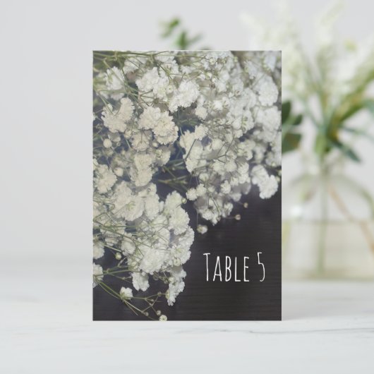 Baby's Breath & Donkere Houten Tafel Nummerkaart Kaart (Staand voorkant)