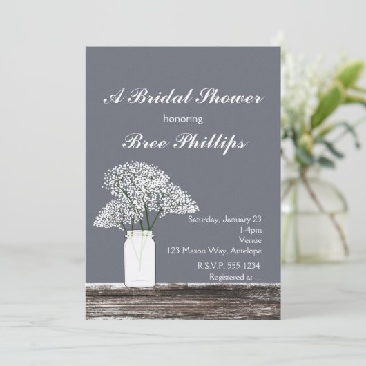 Baby's Breath in Mason Jar Rustieke Grijze Uitnodi Kaart (Staand voorkant)