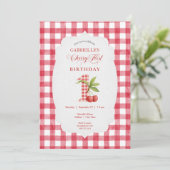Baby's Cherry First Red Gingham Birthday Kaart (Staand voorkant)