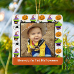 Baby's eerste Halloween Foto Cute Personalized Keramisch Ornament<br><div class="desc">De eerste Halloween-versiering van deze schattige baby is perfect voor nieuwe ouders die van oktober houden. Deze schattige Halloween baby 1st-versiering is voorzien van een glimlachende Jack O' Lantern,  een spookachtige zwarte spin en twee verschillende heerlijke cupcakes met de petten van de heks bovenaan voor een trick or treat.</div>