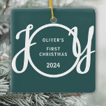 Baby's Eerste Kerst Aangepaste Naam Groene Keepsak Keramisch Ornament<br><div class="desc">Dit aandenken Baby's eerste kerst Ornament is versierd met het woord JOY in stijlvolle script typografie op een groene achtergrond. Gemakkelijk aan te passen.</div>