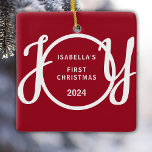 Baby's Eerste Kerst Aangepaste Naam Red Keepsake C Keramisch Ornament<br><div class="desc">Dit aandenken Baby's eerste kerst Ornament is versierd met het woord JOY in stijlvolle script typografie op een rode achtergrond. Gemakkelijk aan te passen.</div>