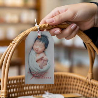 Baby's Eerste Kerst Foto Moderne Rode Typografie Cadeaulabel