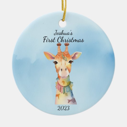 Baby's eerste kerst Giraffe blauw gepersonaliseerd Keramisch Ornament (Voorkant)