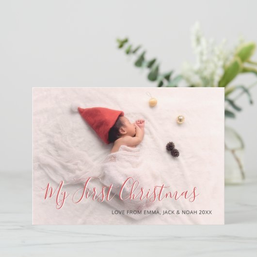 Baby's Eerste Kerst Red Script Familiefoto Feestdagenkaart (Staand voorkant)