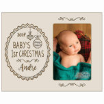 Baby's eerste kerstcadeau Foto Lijst gegraveerd<br><div class="desc">Dit speciale cadeautje voor een goede zaak zal altijd een prachtige herinnering zijn aan de liefde die je met je decoratieve houten foto-lijst hebt voor 1- 4x6 foto. Woorden zijn lasergegraveerd en de foto is beschermd met glas.</div>