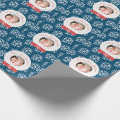 Baby's eerste kerstcadeautje Snowglobe Snowflakes Cadeaupapier (Hoek)