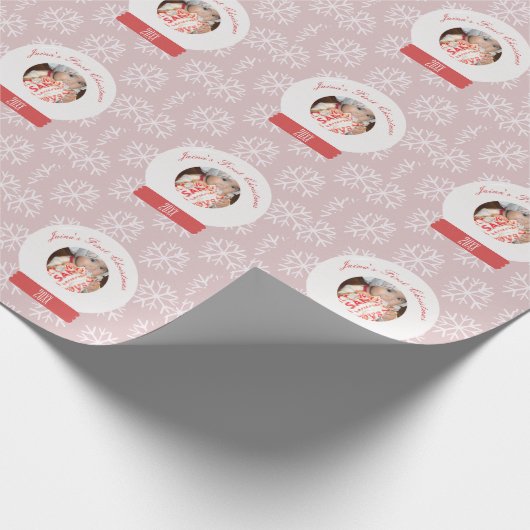 Baby's eerste kerstcadeautje Snowglobe Snowflakes Cadeaupapier (Hoek)