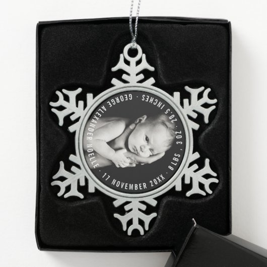 Baby's eerste kerstcirkel Typografie Foto Tin Sneeuwvlok Ornament (Kistje)