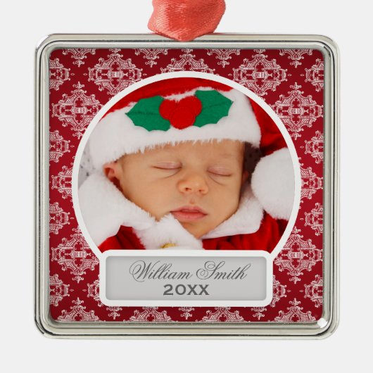 Baby's eerste kerstfeest Elegant Damask Red Metalen Ornament (Voorkant)