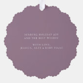 Baby's Eerste Kerstfeest Feestelijke Paarse Famili Ornament Kaart (Achterkant)