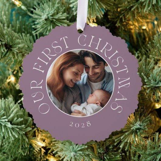 Baby's Eerste Kerstfeest Feestelijke Paarse Famili Ornament Kaart (Insitu (Drie))