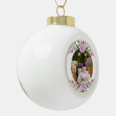 Baby's eerste kerstfeest met lijst van bloemen keramische bal ornament (Links)