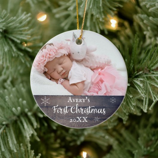 Baby's eerste kerstfeest Rustic wood op maat Keramisch Ornament (Boom)