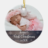 Baby's eerste kerstfeest Rustic wood op maat Keramisch Ornament (Voorkant)
