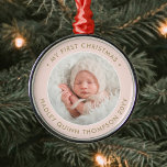 Baby's eerste kerstfoto Girly Blush Pink & Gold Metalen Ornament<br><div class="desc">Viel de eenvoudige grappen van het vakantieseizoen met een wazige roze, gouden en witte, aangepaste foto van een nieuw meisje rond het metalen ornament. Woorden en afbeelding op deze sjabloon zijn eenvoudig te personaliseren. Het citaat "Mijn eerste Kerstmis" is gemakkelijk om te veranderen in hoesje dat het voor een andere...</div>