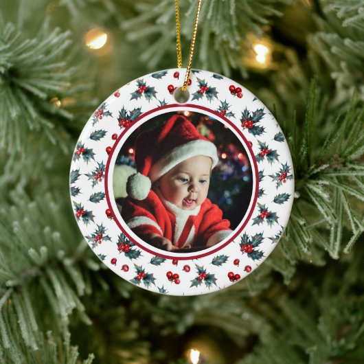 Baby's eerste kerstfoto Holly Berries op White Keramisch Ornament (Boom)