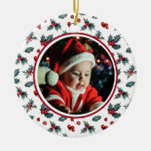 Baby's eerste kerstfoto Holly Berries op White Keramisch Ornament (Voorkant)