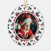 Baby's eerste kerstfoto Holly Berries op White Keramisch Ornament (Links)