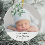Baby's eerste kerstfoto keramisch ornament<br><div class="desc">Dit schattige Baby's Eerste Kerstfeest Ornament is versierd met waterverf minnares. Eenvoudig aan te passen met de foto, de naam en het jaar van uw baby. Gebruik het Hulpmiddel van het Ontwerp om de tekstgrootte, de stijl, of de kleur te veranderen. Omdat wij ons kunstwerk creëer, zult u dit nauwkeurige...</div>