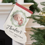 Baby's Eerste Kerstfoto Krans Naam Keepsake Kleine Kerstsok<br><div class="desc">Voeg de favoriete foto van je baby toe aan deze eerste kerstkous. Geweldig souvenir cadeau.</div>
