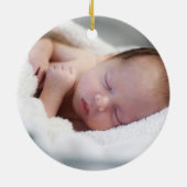 Baby's eerste kerstfoto met bessentak keramisch ornament (Achterkant)