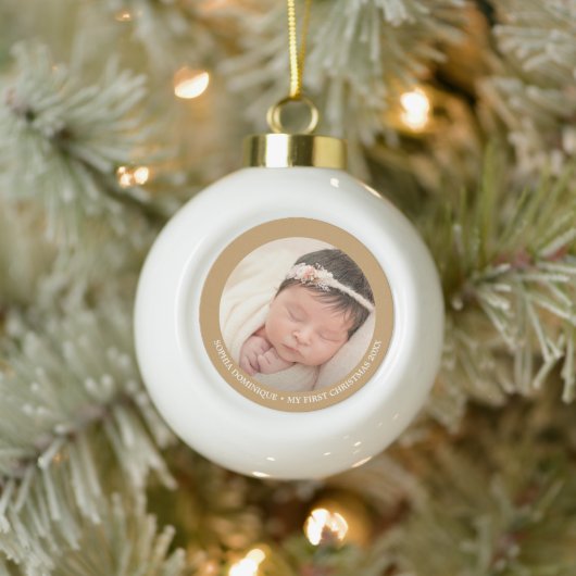 Baby's eerste kerstfoto met elegant keramische bal ornament (Boom)