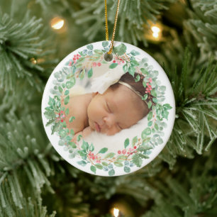 Baby's eerste kerstfoto met rode rode, rode, grote keramisch ornament