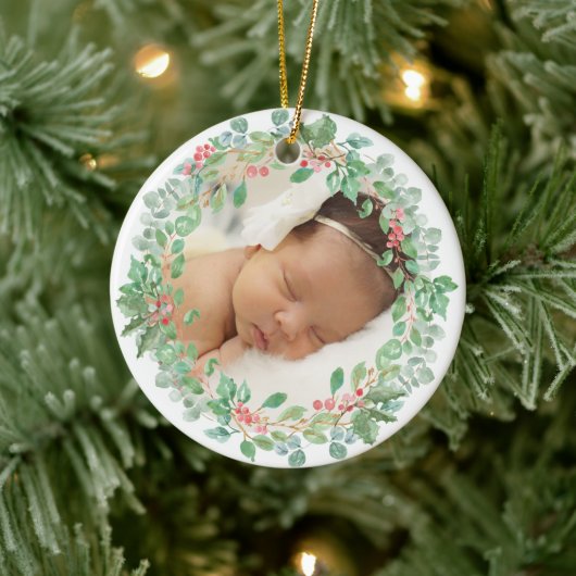 Baby's eerste kerstfoto met rode rode, rode, grote keramisch ornament (Boom)