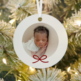 Baby's eerste kerstfoto met rode strik metalen ornament