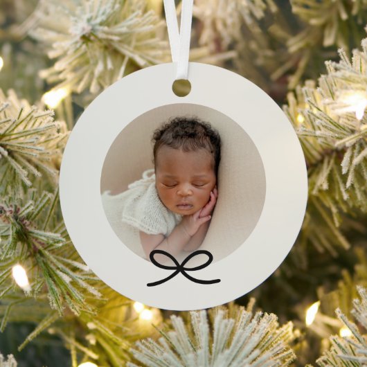 Baby's eerste kerstfoto met zwarte strik metalen ornament (Insitu)