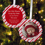 Baby's Eerste Kerstfoto Nieuwe Ouder Pepermunt Ornament Kaart<br><div class="desc">Nieuwe ouders kunnen de eerste kerst van je wonderbaby herdenken met dit lieve foto-ornament met een rode en witte handgetekende pepermuntstreep met een foto aan de ene kant en jouw tekst aan de achterkant.</div>