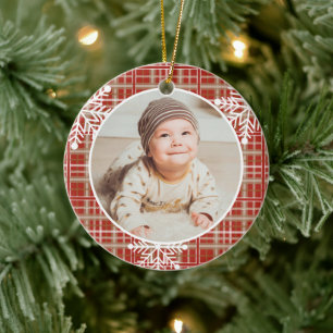 Baby's eerste kerstfoto rood geruit sneeuwvlokken keramisch ornament