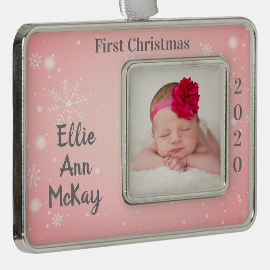 Baby's eerste kerstfoto Roze Snowflake Verzilverd Omlijst Ornament (Rechts)