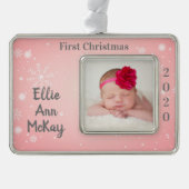 Baby's eerste kerstfoto Roze Snowflake Verzilverd Omlijst Ornament (Voorkant)