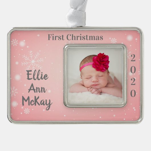 Baby's eerste kerstfoto Roze Snowflake Verzilverd Omlijst Ornament (Voorkant)
