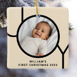 Baby's eerste kerstfotocrème keramisch ornament<br><div class="desc">Dit stijlvolle Baby's First Christmas Photo-Ornament is versierd met het woord JOY in moderne zwarte typografie op een crèmeachtergrond. Eenvoudig aan te passen met uw foto,  naam en jaar. Het is een geweldige aandenken!</div>