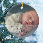 Baby's eerste kerstfotoscript keramisch ornament<br><div class="desc">Baby's eerste kerstfotoscript keramisch ornament. Pas uw twee favoriete baby foto's samen met hun naam en datum aan om een uniek geheugen en een geschenk voor een speciale eerste Kerstmis te creëer. Een heerlijk koepel om je nieuwe aankomst te vieren!</div>