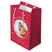 Baby's Eerste Kerstmis Aangepaste Foto Rood Medium Cadeauzakje (Voorkant Gekanteld)